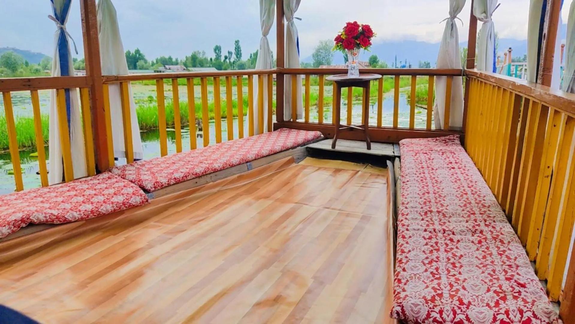 Houseboat Young Wild Rose Hotel Srinagar  Exterior photo