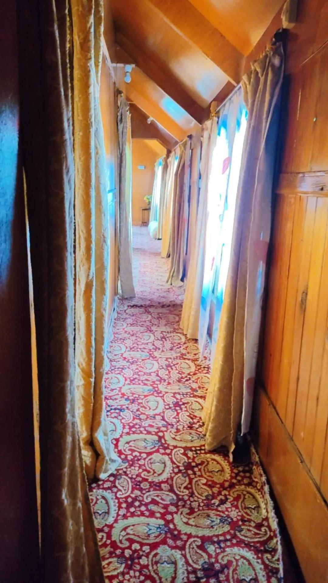 Houseboat Young Wild Rose Srinagar  Exterior photo