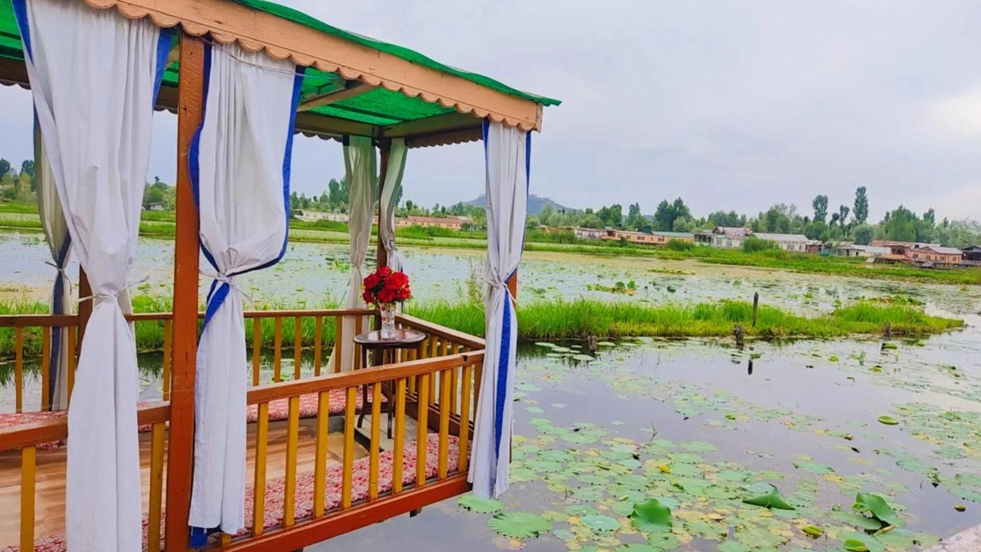 Houseboat Young Wild Rose Hotel Srinagar  Exterior photo