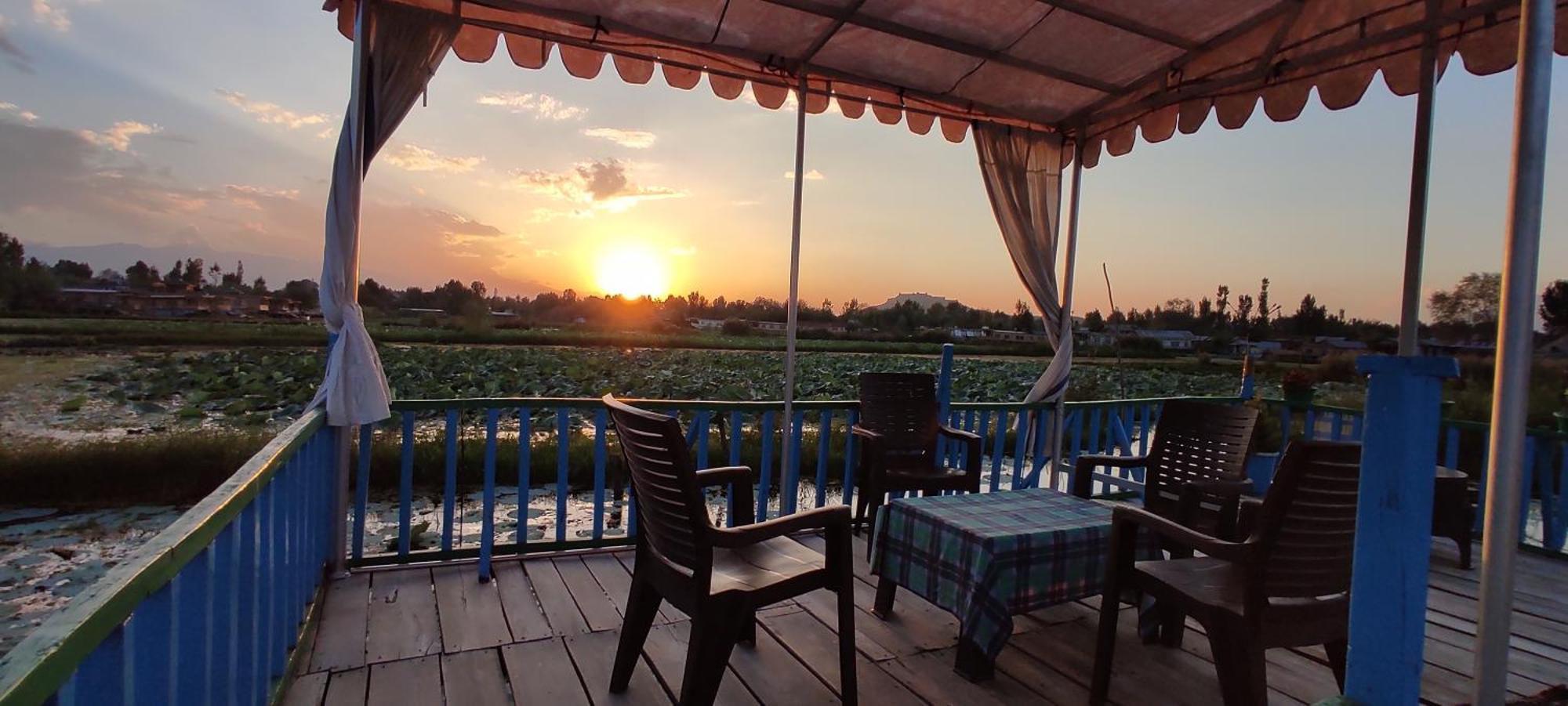 Houseboat Young Wild Rose Hotel Srinagar  Exterior photo