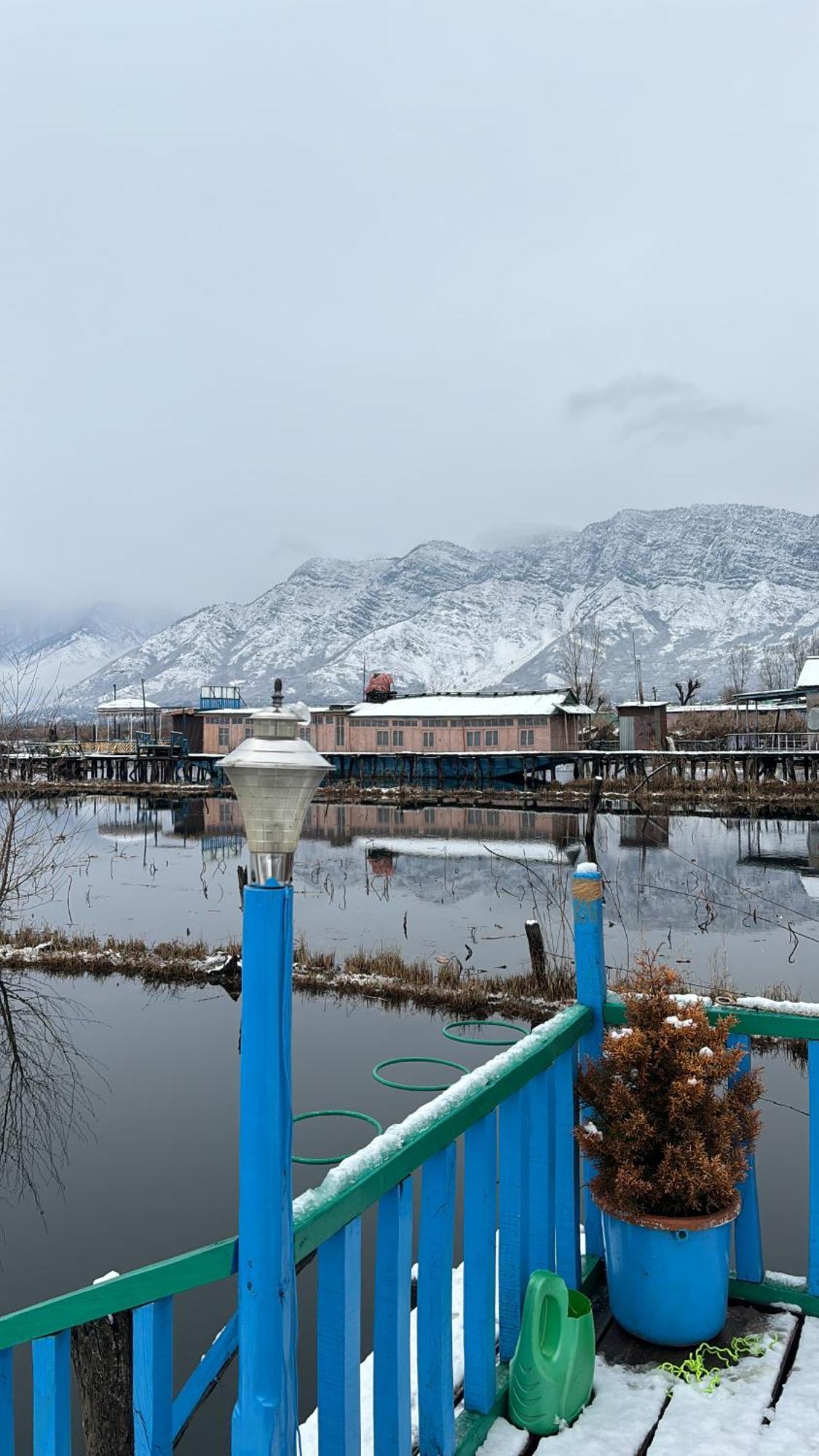 Houseboat Young Wild Rose Hotel Srinagar  Exterior photo