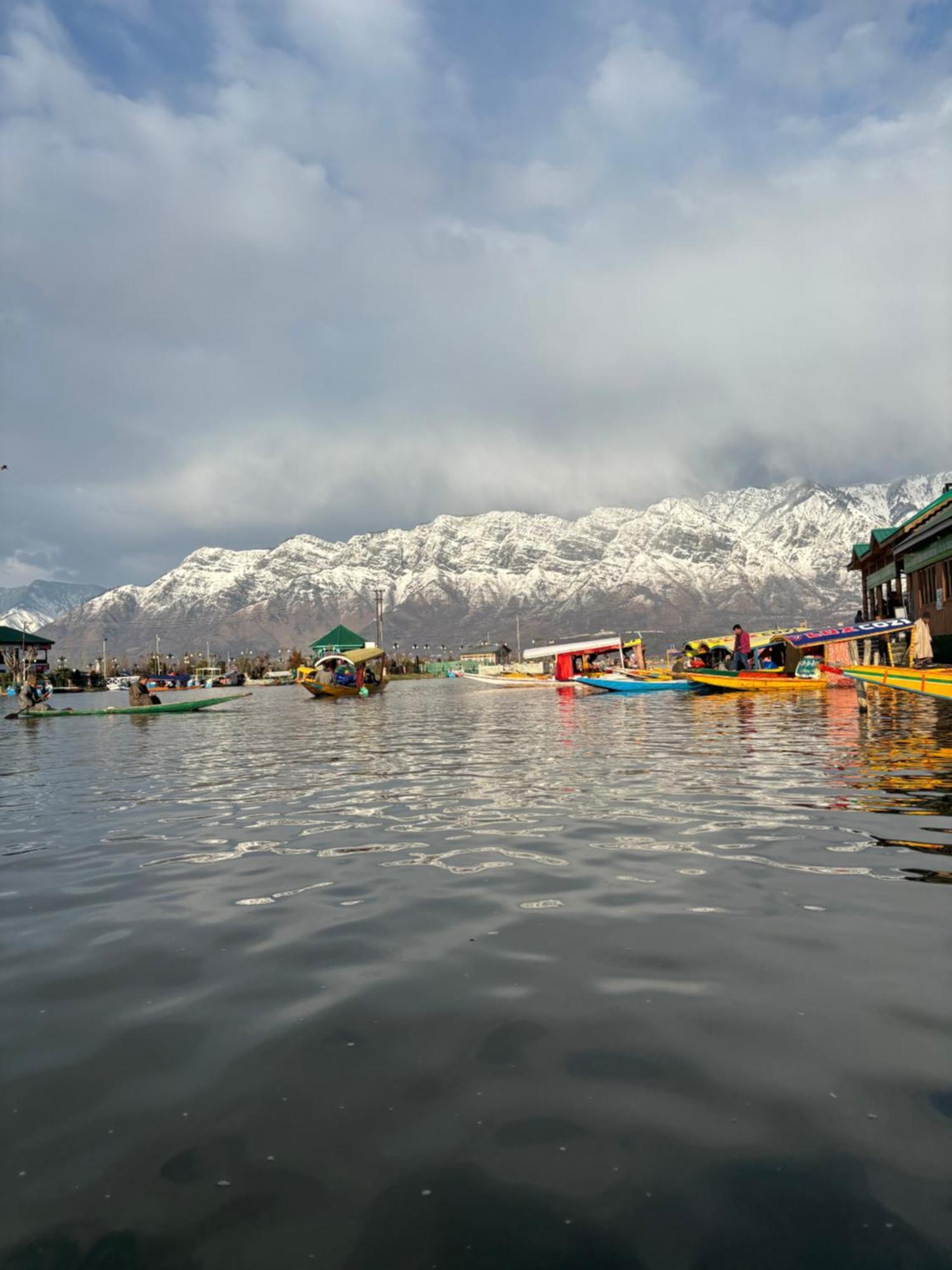 Houseboat Young Wild Rose Hotel Srinagar  Exterior photo