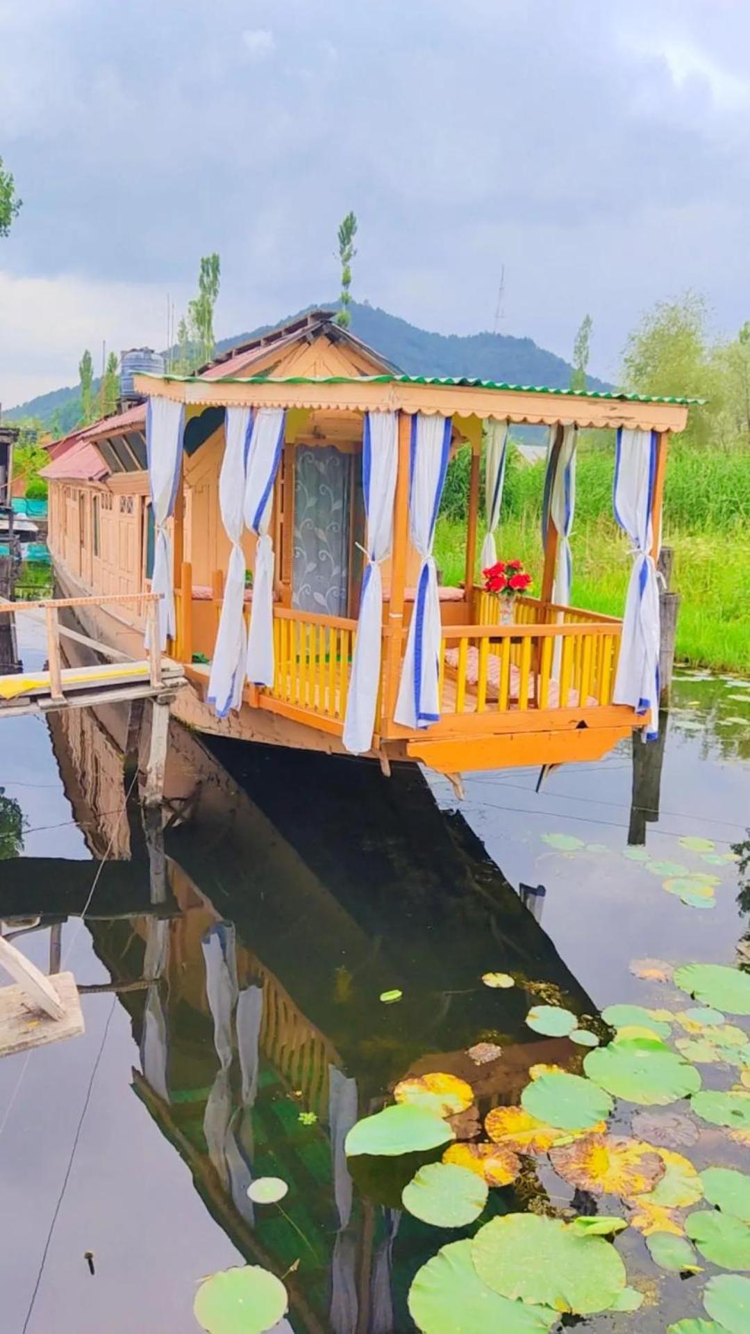 Houseboat Young Wild Rose Hotel Srinagar  Exterior photo