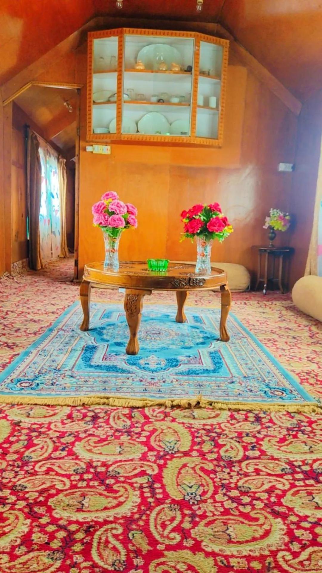 Houseboat Young Wild Rose Hotel Srinagar  Exterior photo