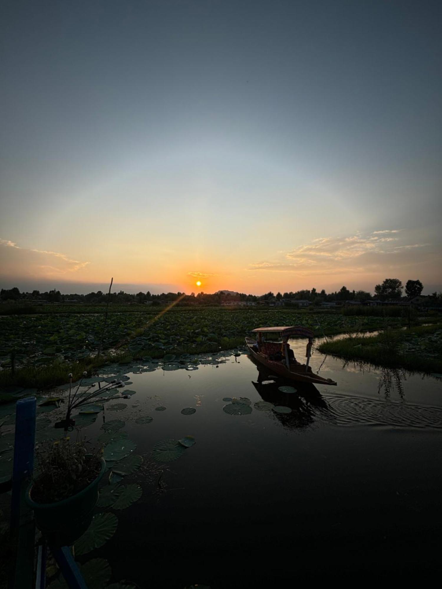 Houseboat Young Wild Rose Srinagar  Exterior photo