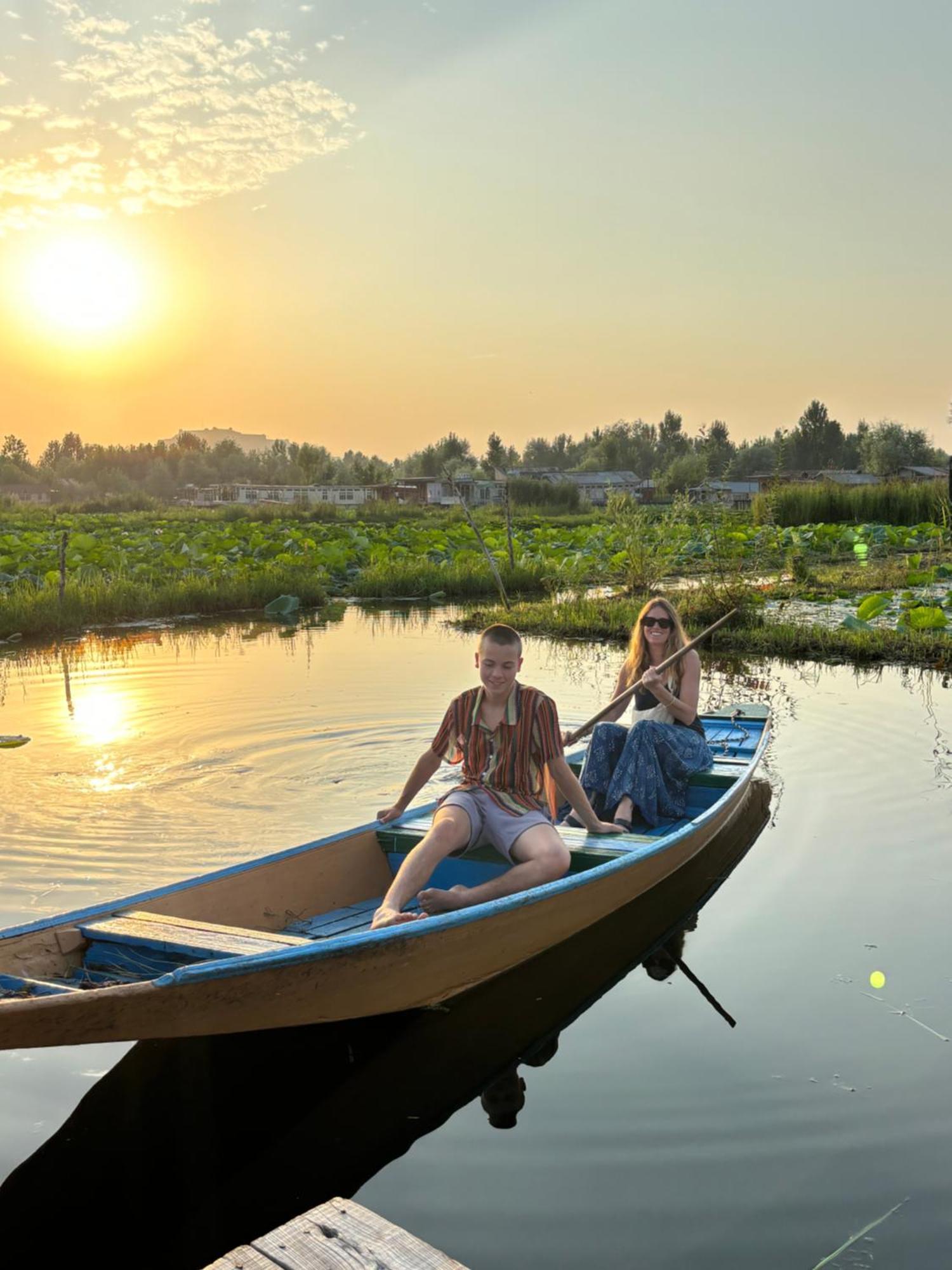 Houseboat Young Wild Rose Hotel Srinagar  Exterior photo