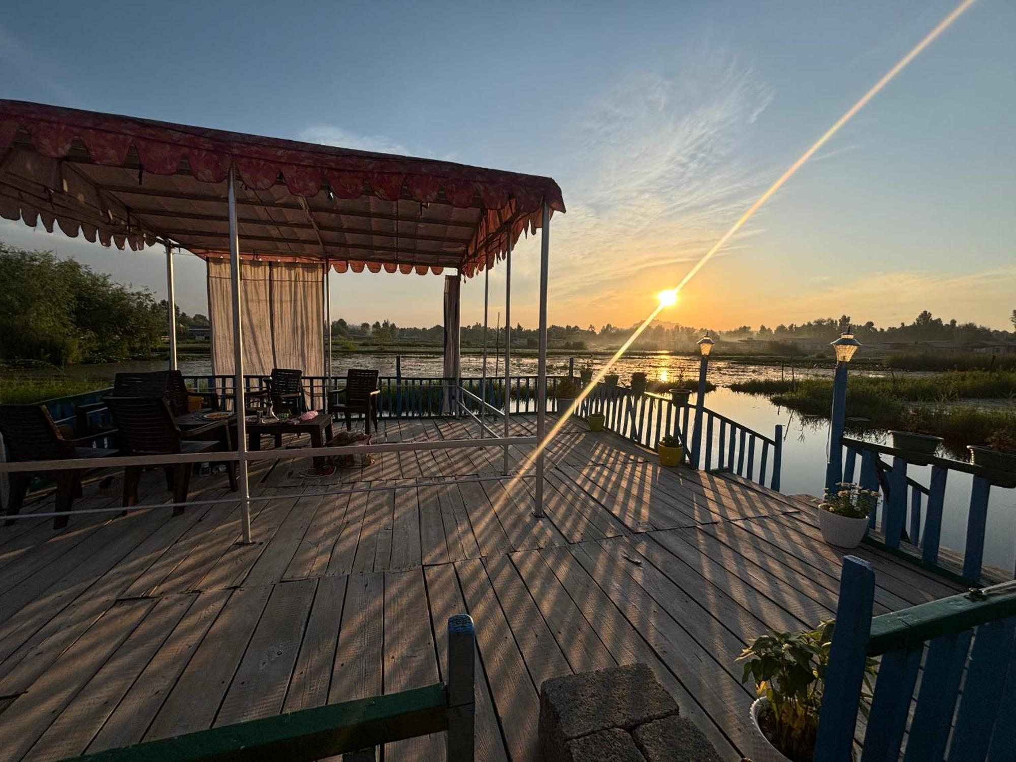 Houseboat Young Wild Rose Hotel Srinagar  Exterior photo