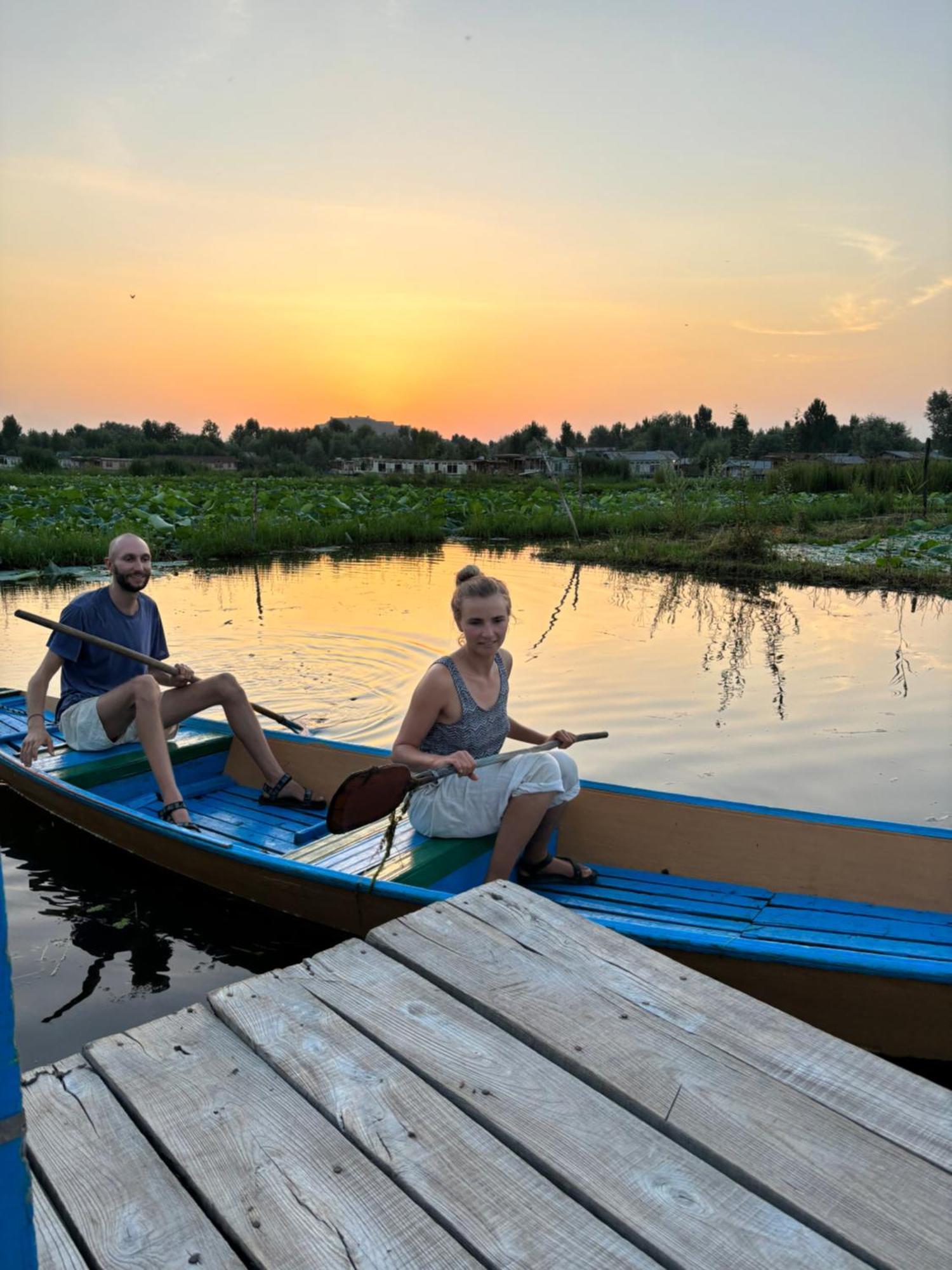 Houseboat Young Wild Rose Hotel Srinagar  Exterior photo